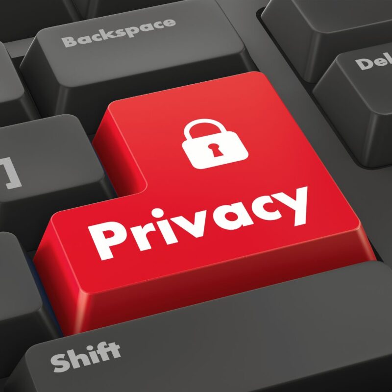 immagine tasto invio in rosso con scritto privacy ed un lucchetto
